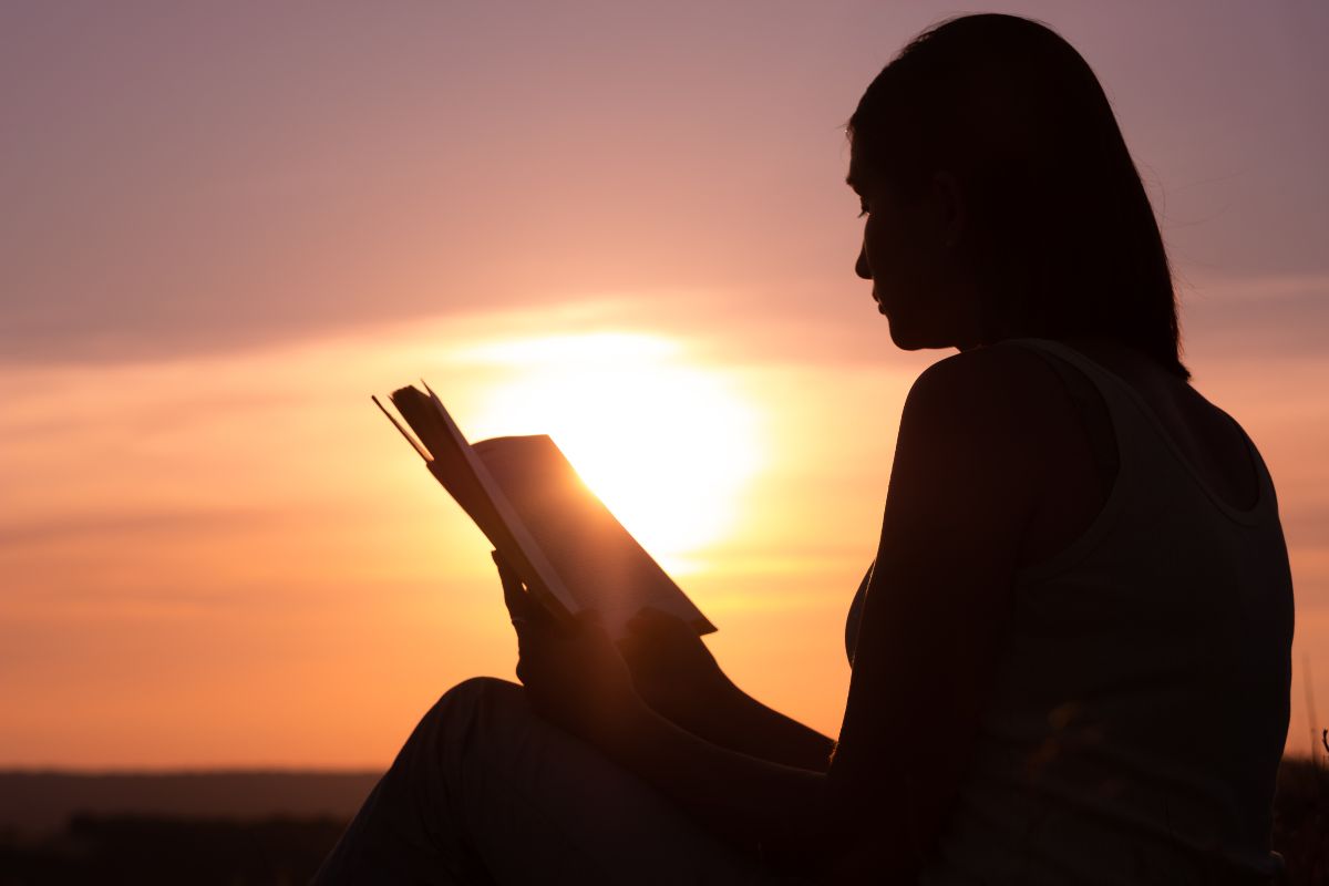 femme lecture quatre accords toltèques