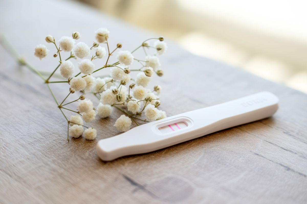 test-grossesse-positif-table test de grossesse positif posé sur la table
