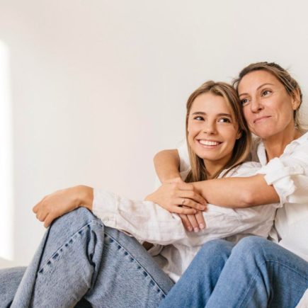une mère et sa fille souriante sur l'éducation menstruelle