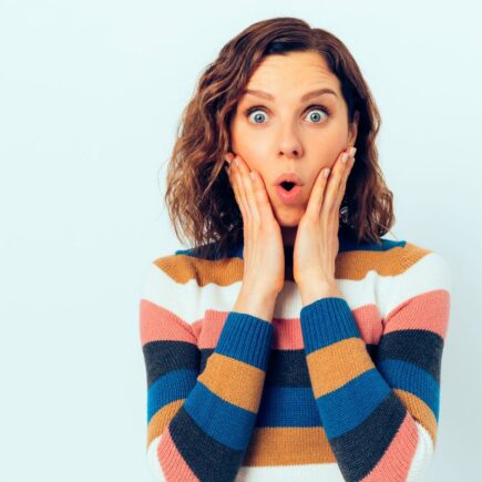 femme surprise mauvaise taille soutien gorge