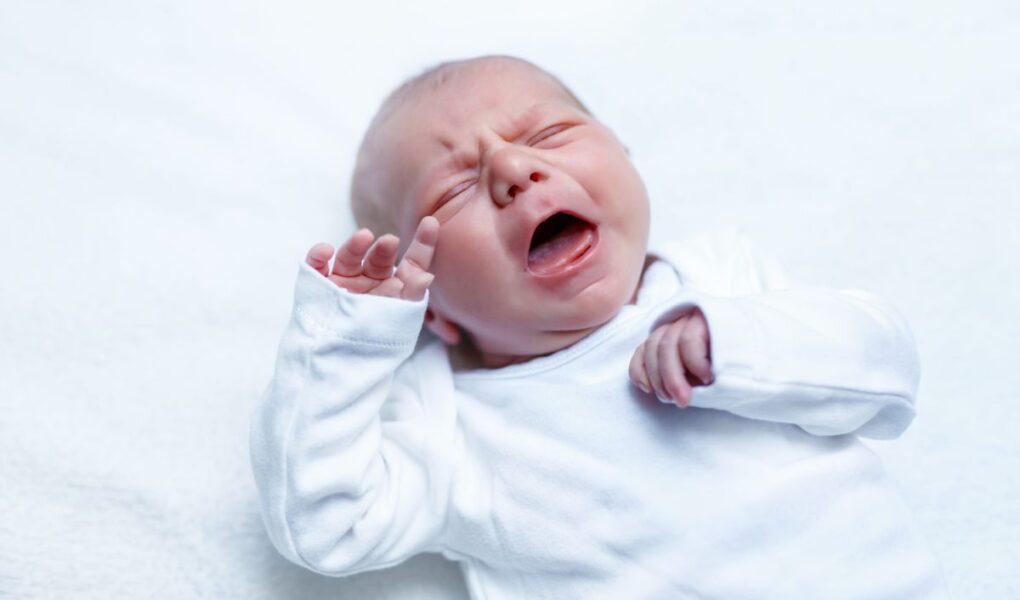 Bébé qui pleure à cause d’un RGO