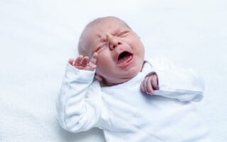 Bébé qui pleure à cause d’un RGO