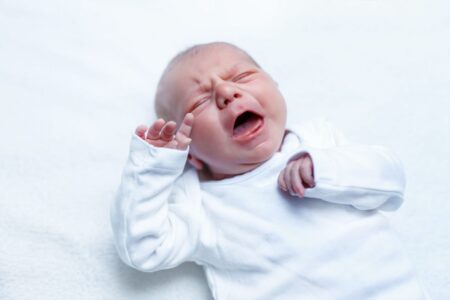 Bébé qui pleure à cause d’un RGO